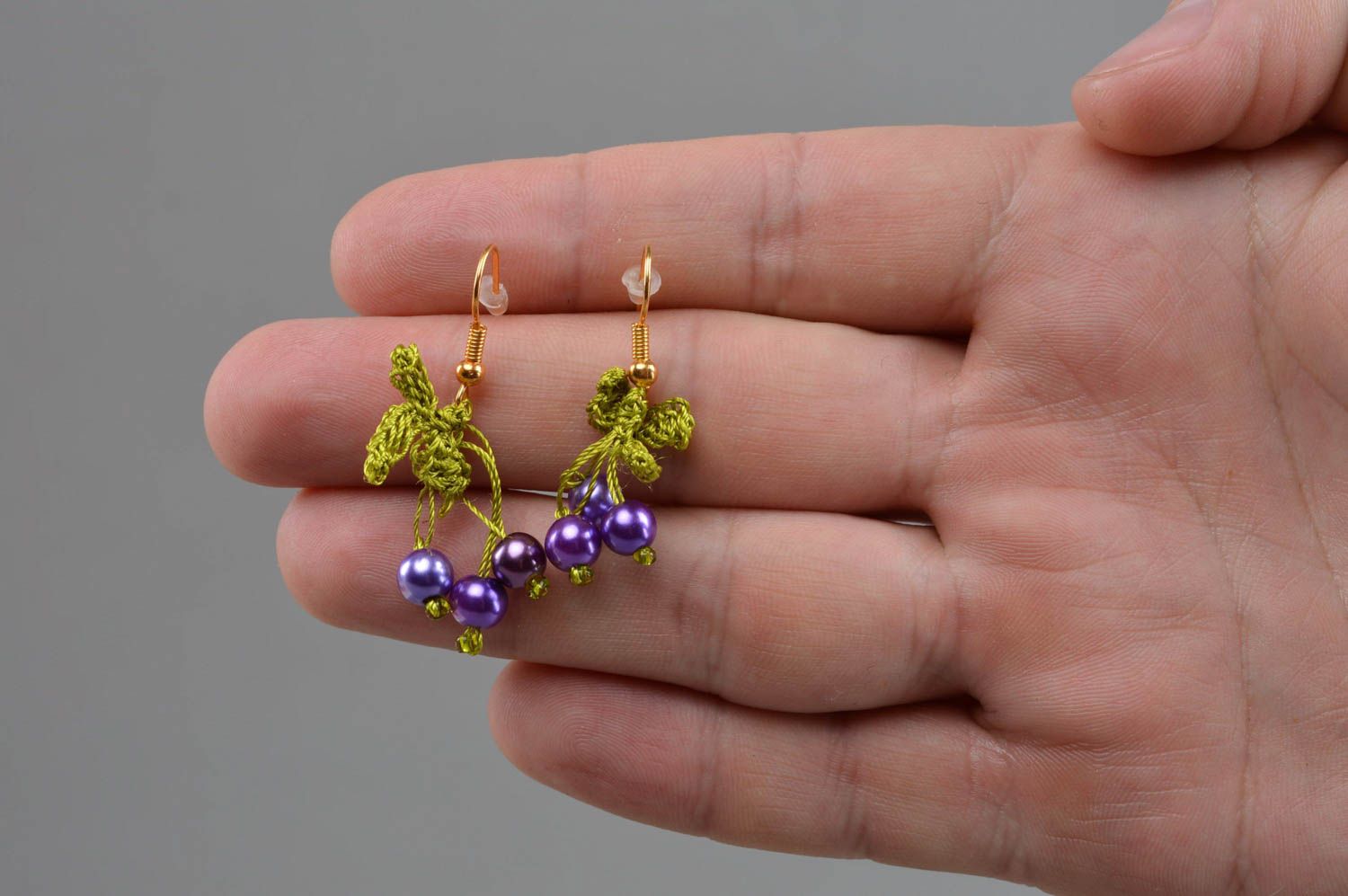Originelle feine schöne handgemachte Ohrringe mit Perlen in Form von Beeren foto 4