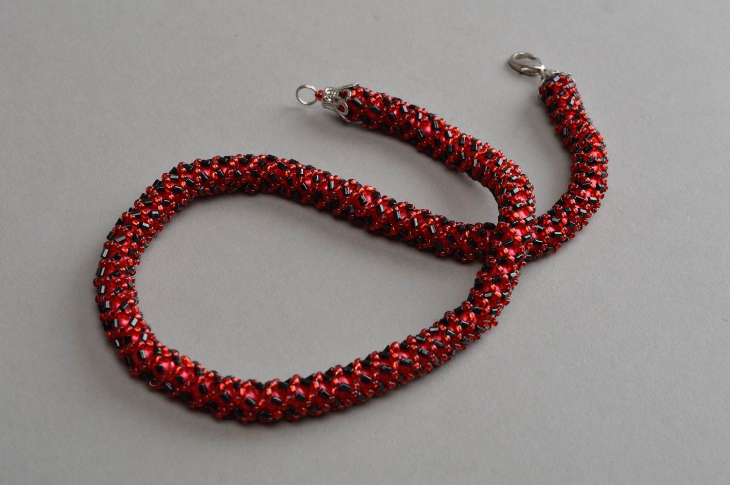 Collier spirale Bijou fait main rouge foncé perles rocaille Accessoire femme photo 3