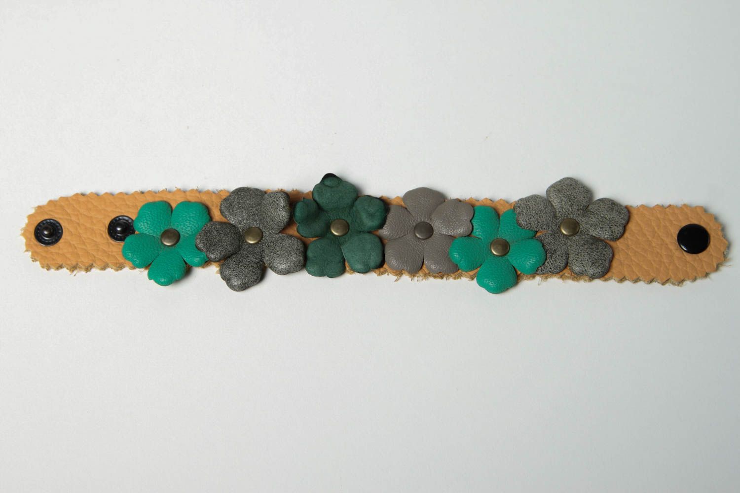 Bracelet cuir Bijou fait main avec fleurs grises et vertes Accessoire femme photo 3