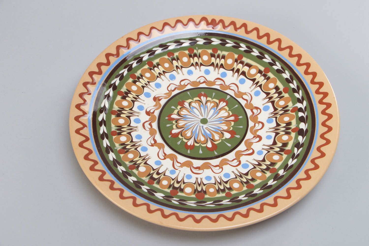 Красивая глиняная тарелка большая ручной работы расписанная цветной глазурью фото 3
