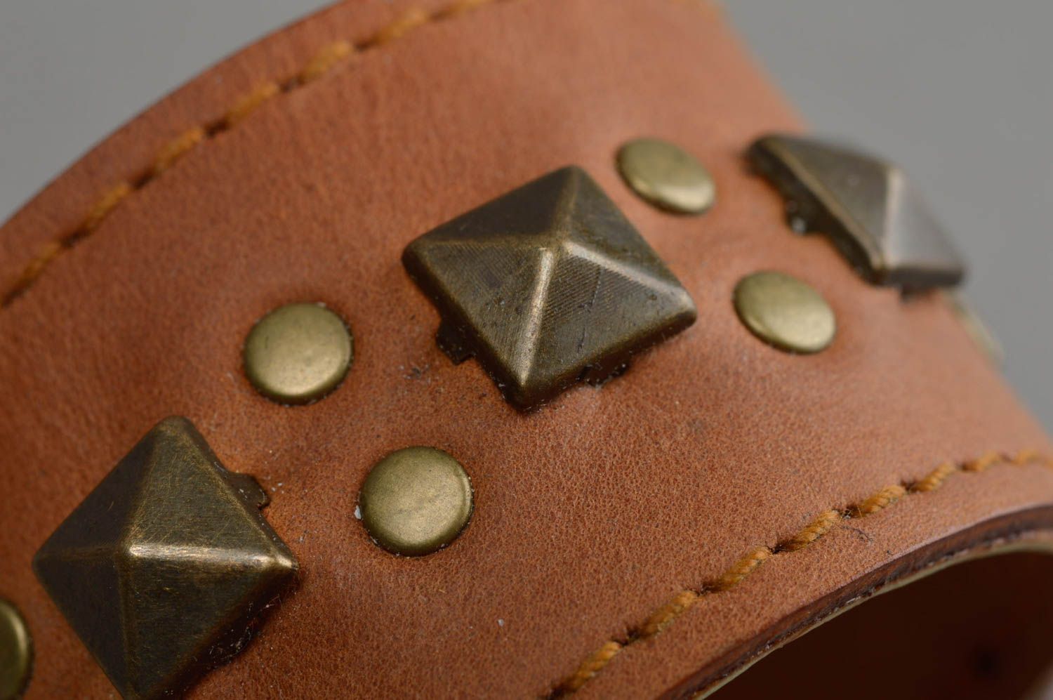 Braunes handmade Lederarmband mit Knopf aus Metall Ergänzung im Boho Stil  foto 10