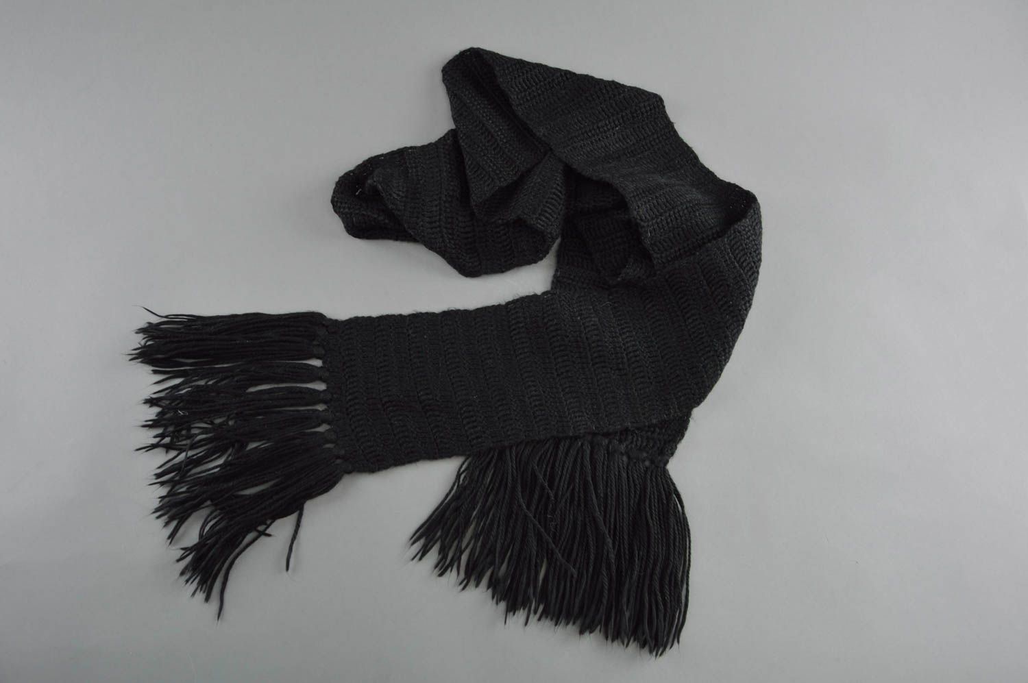 Warmer schwarzer gehäkelter Schal aus Wolle unisex künstlerische Handarbeit foto 1