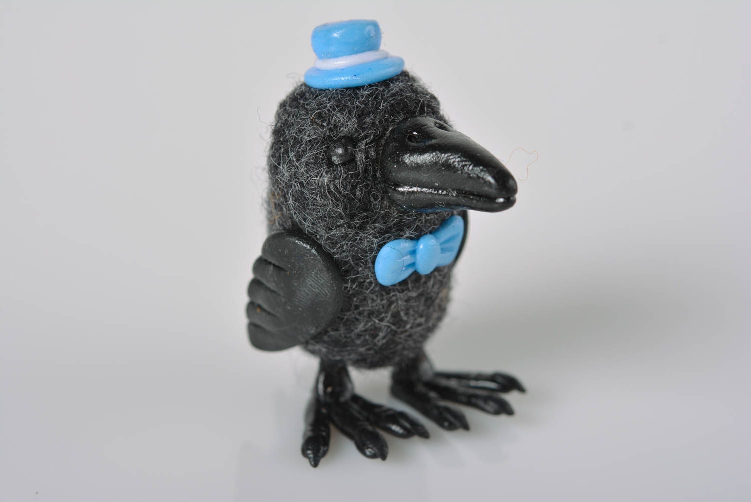 Handmade gefilzte Figur Krähe Spielzeug originelles Geschenk Polymerton Wolle foto 1