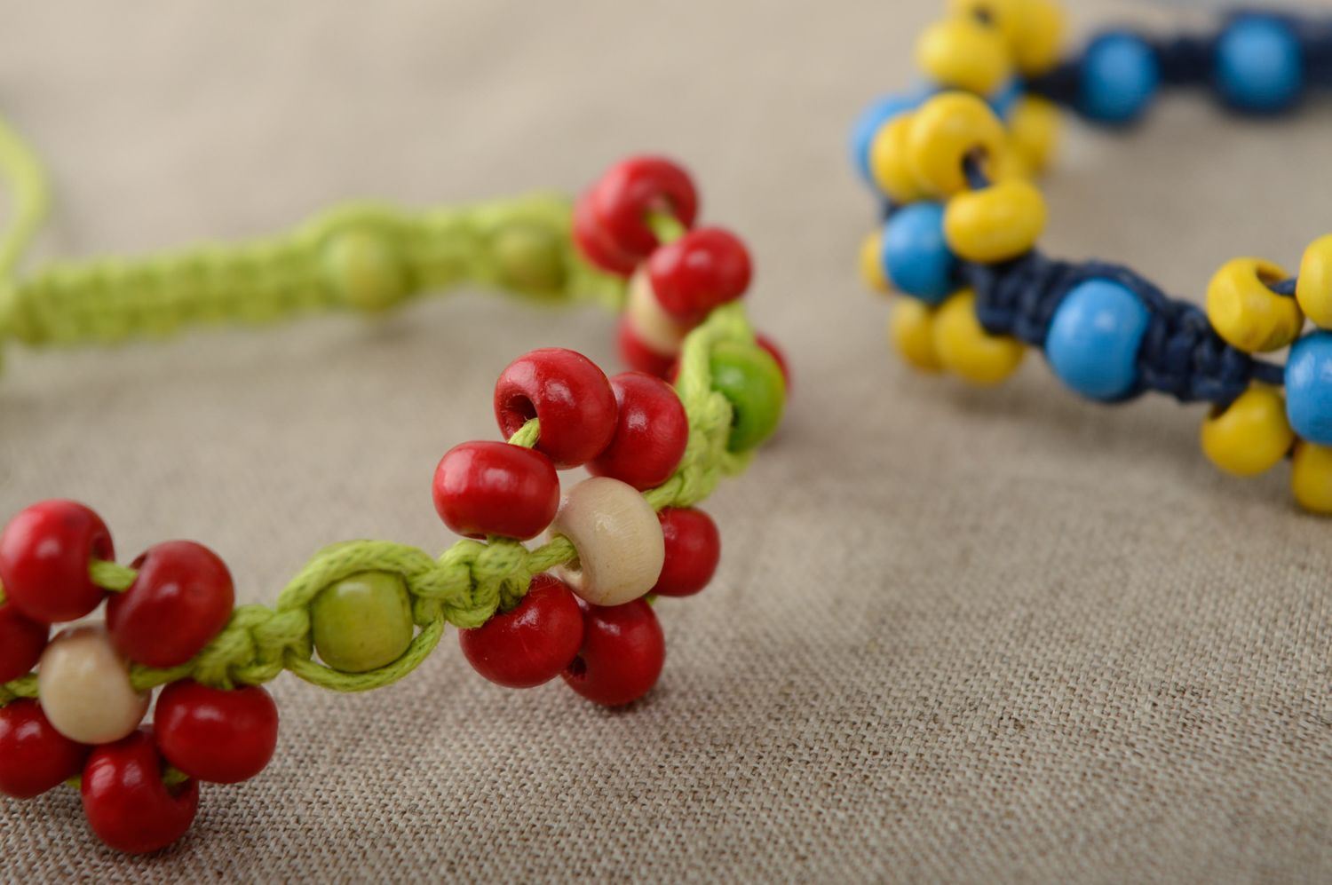 Плетеный браслет макраме из вощеного шнурка и деревянных бусин цветочный фото 5