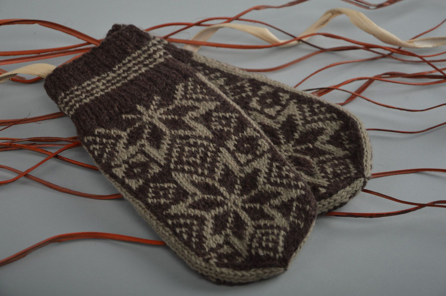 Jolies moufles foncées tricotées avec ornement faites main en laine tricotées photo 1