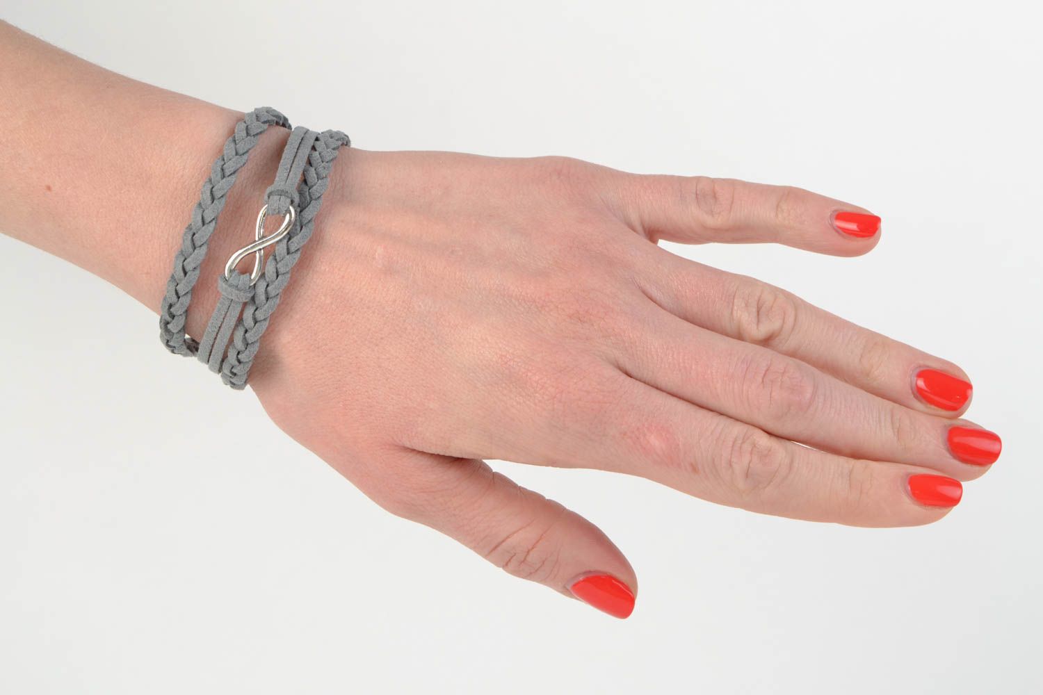 Schönes originelles Armband aus Wildleder in Grau handmade mit Unendlichkeitszeichen für Frauen foto 2