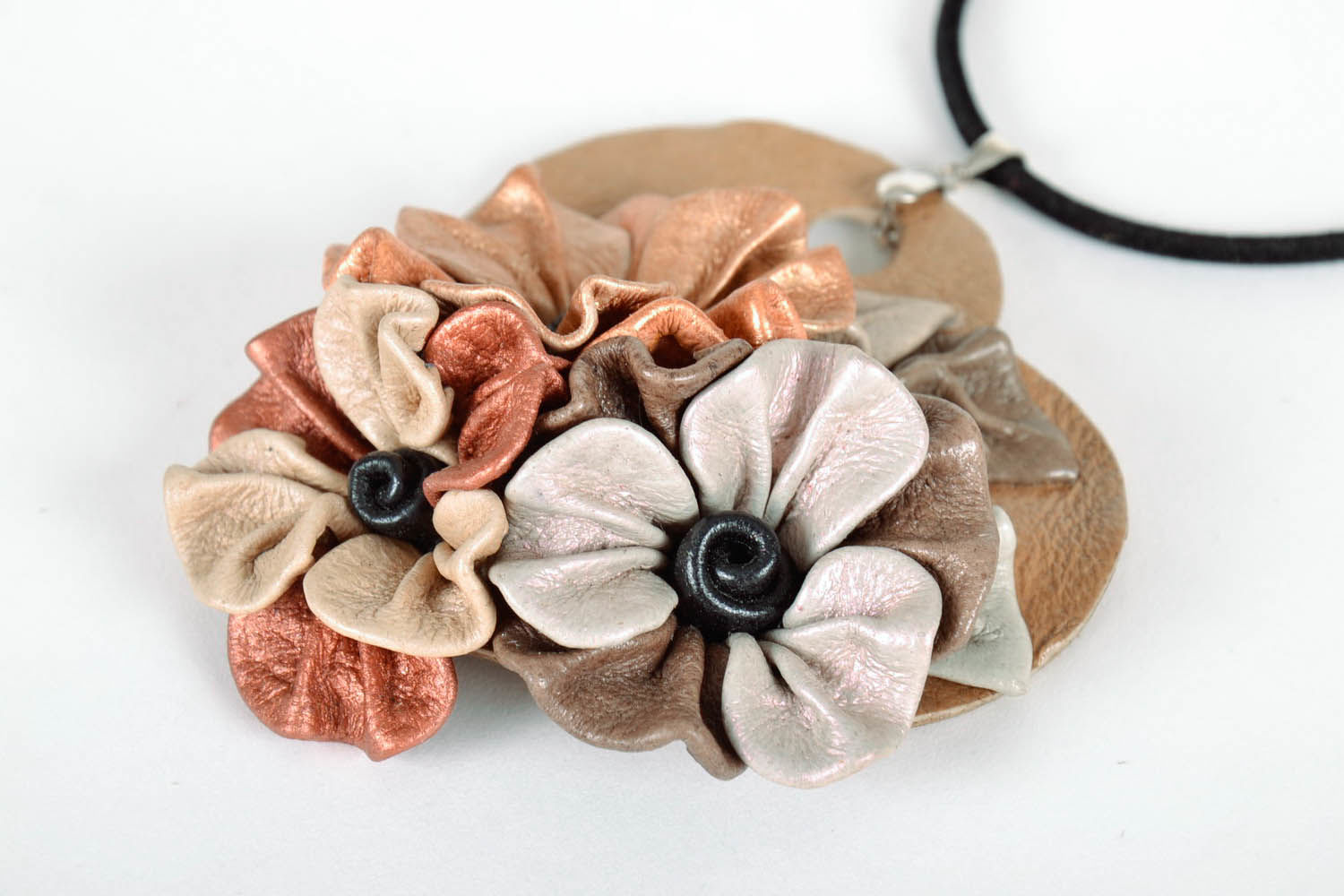 Pendant made of leather Flowers photo 1