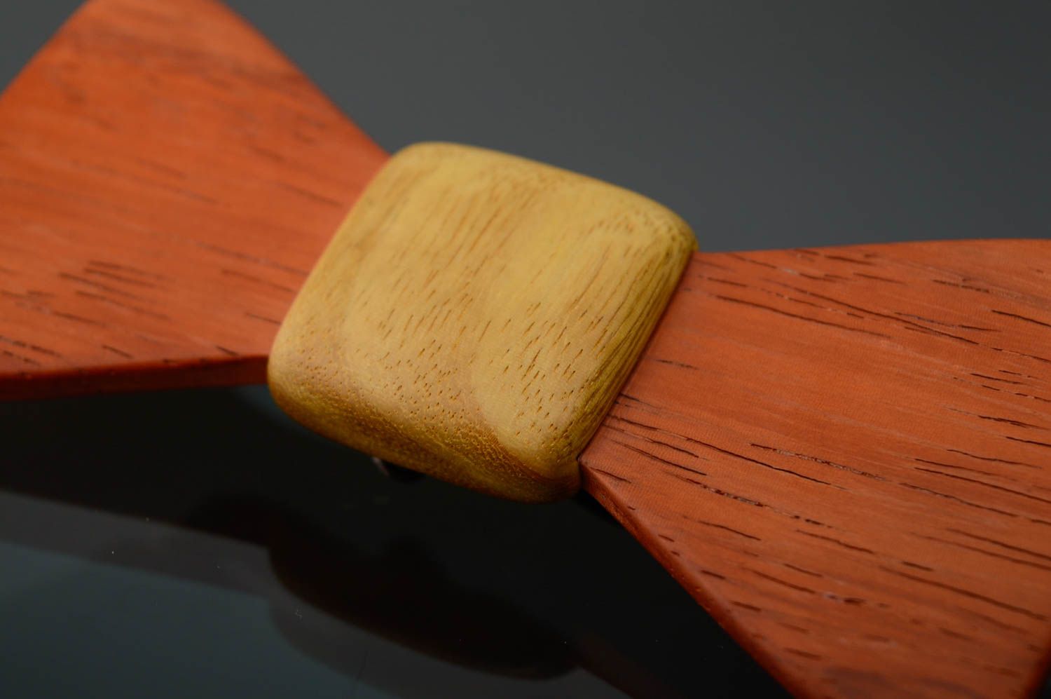 Деревянный галстук-бабочка из желтого дерева фото 2