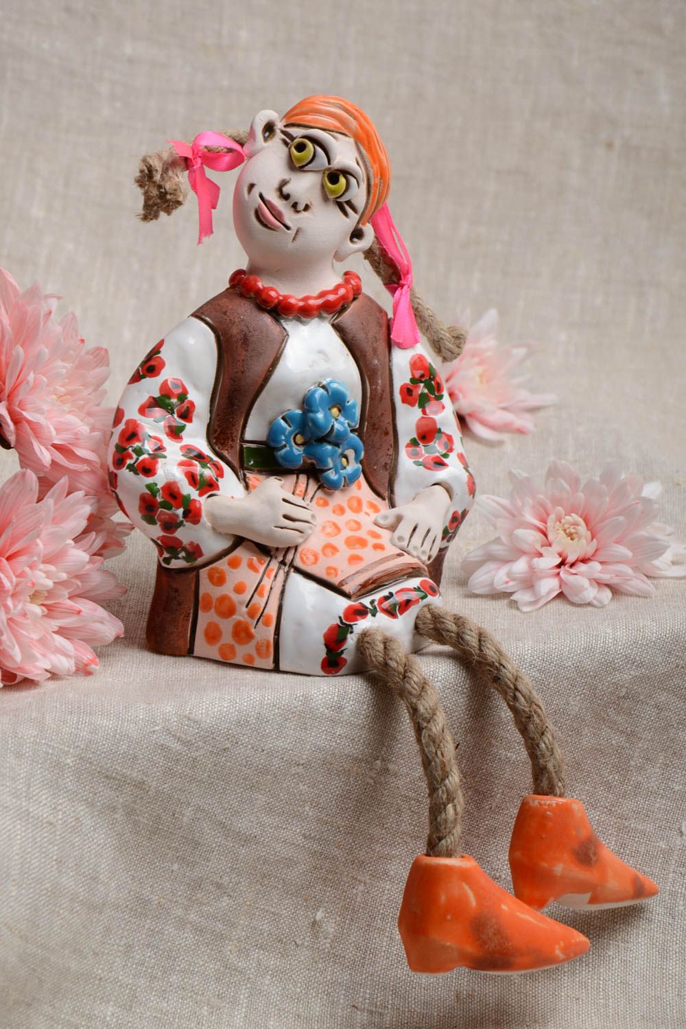 Figura cerámica con forma de chica pintada artesanal bonita foto 1