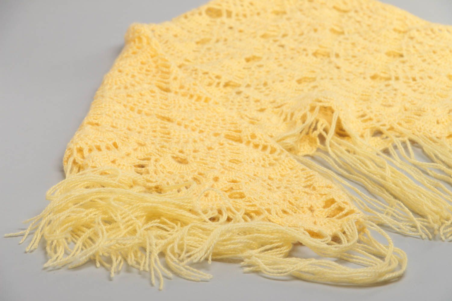 Châle jaune tricoté en mohair au crochet ajouré fait main avec franges original photo 2