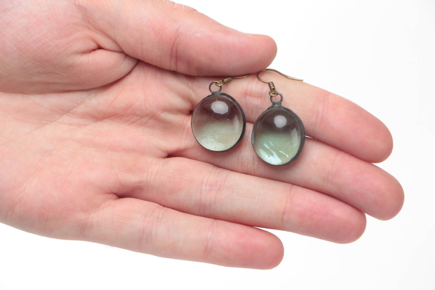 Schöne stilvolle durchsichtige handgemachte runde Ohrringe aus Glas mit Zinn  foto 5