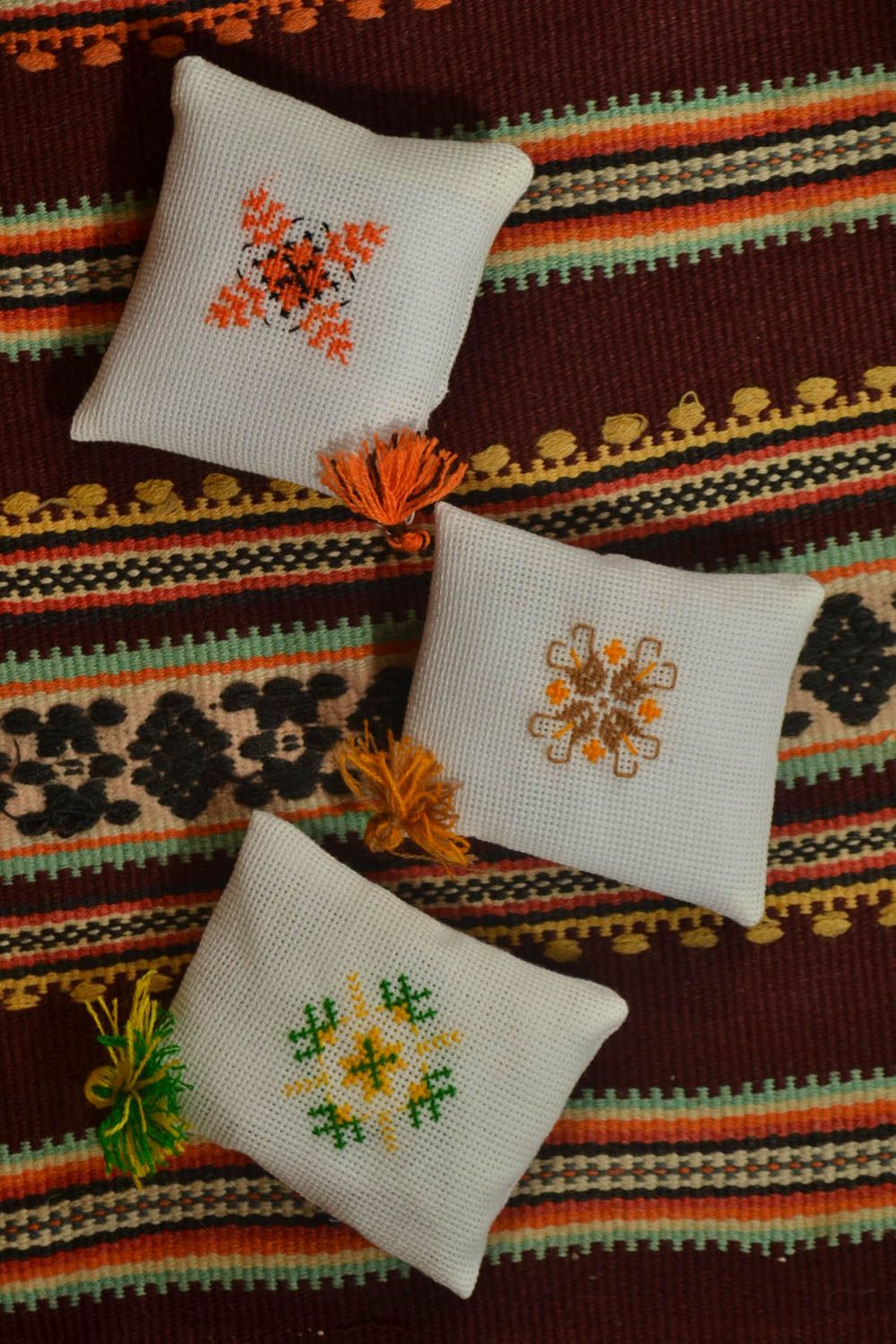 Alfileteros de tela hechos a mano almohadillas para agujas elementos decorativos foto 1