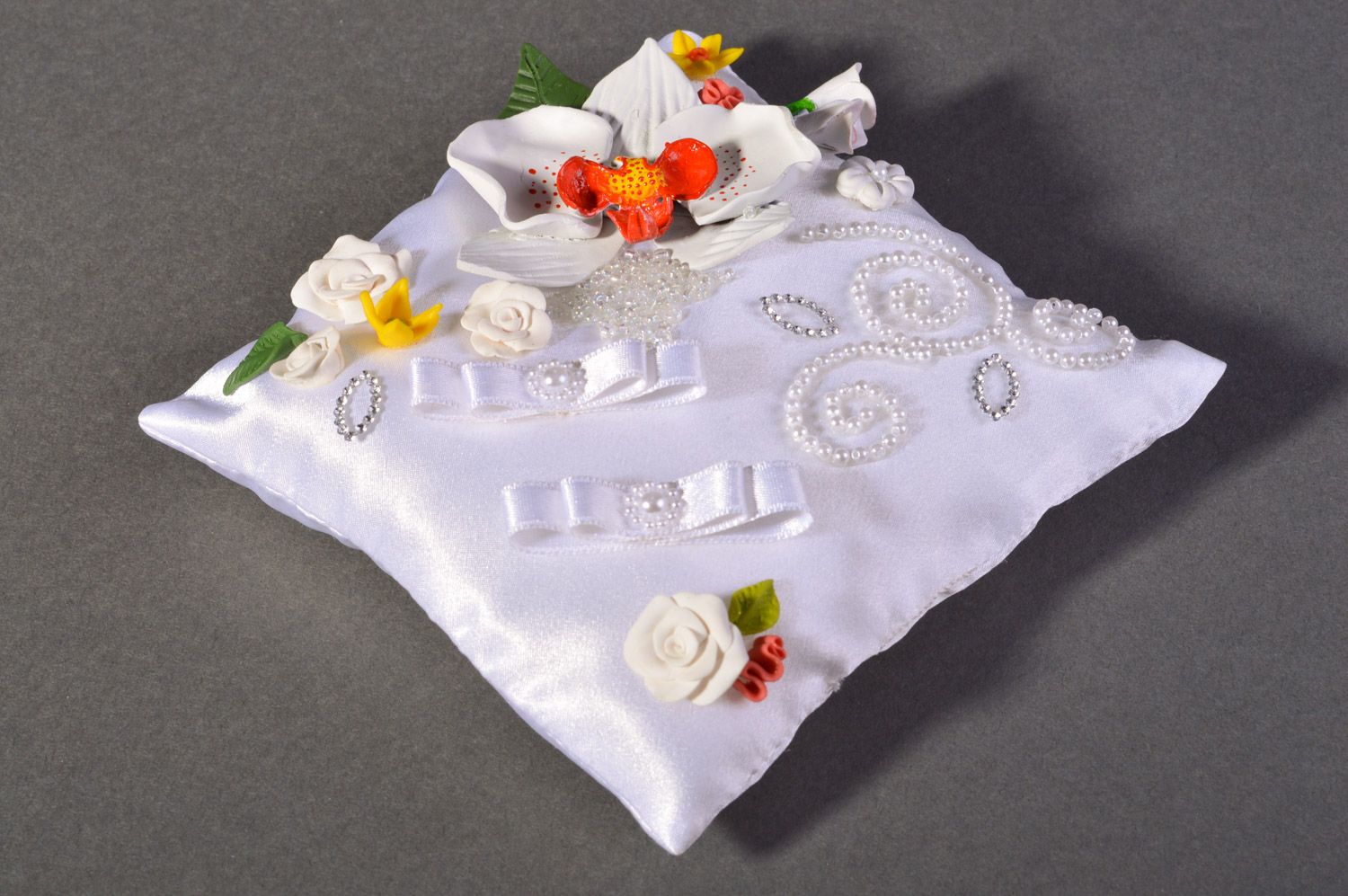 Weißes Ringkissen handmade aus Atlas für Hochzeit mit Blumen aus Polymerton  foto 2