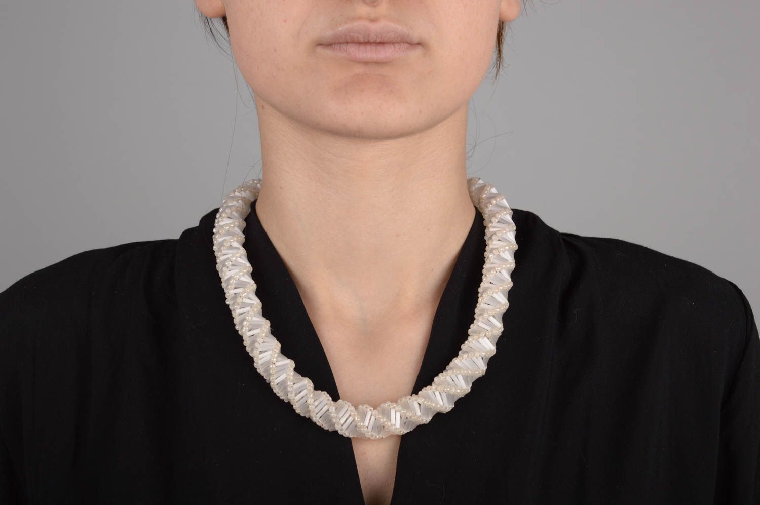 Collier spirale Bijou fait main blanc en perles de rocaille Cadeau femme photo 5
