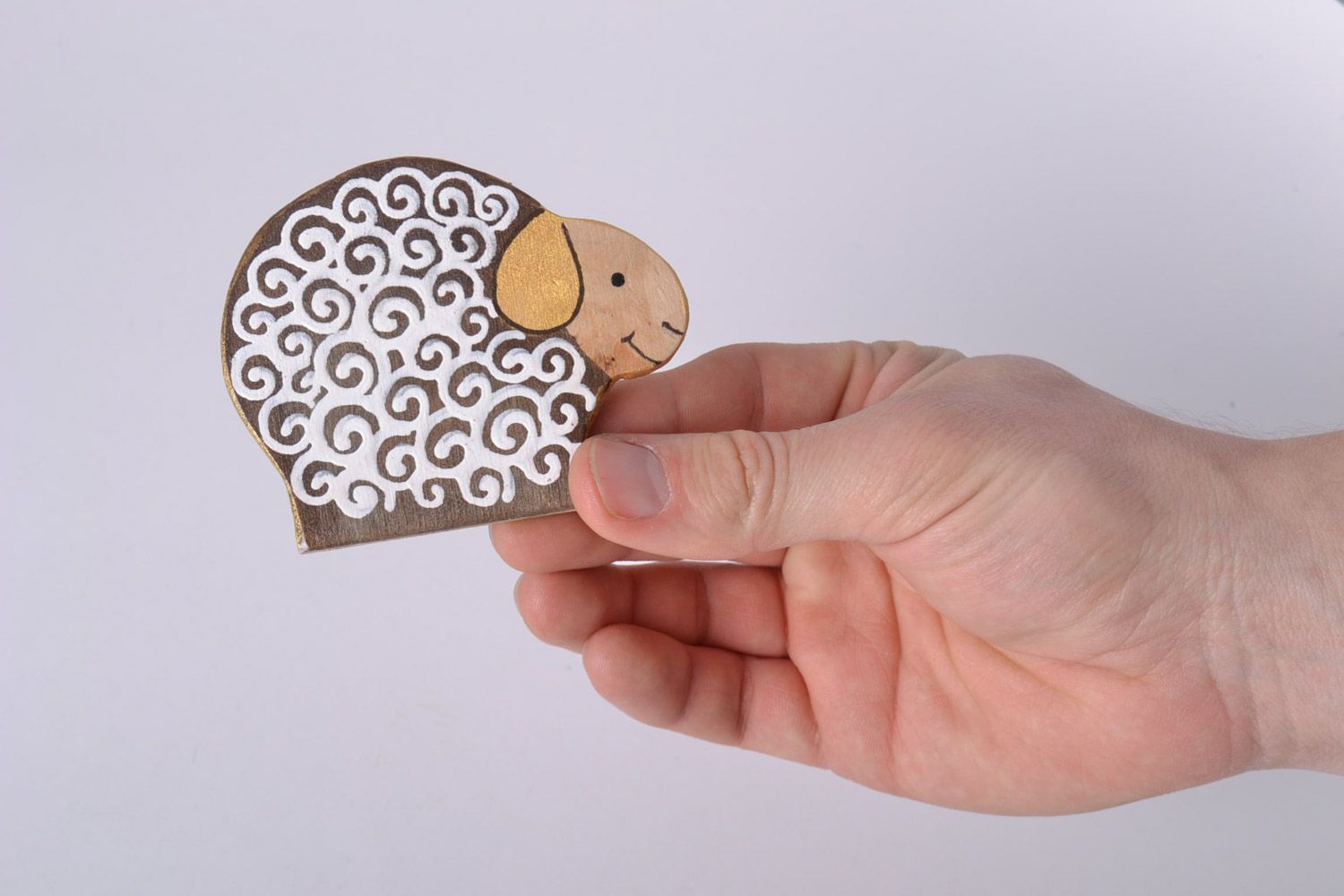 Bemaltes Spielzeug aus Holz mit Acrylfarben Schaf für Kinder Handarbeit  foto 5