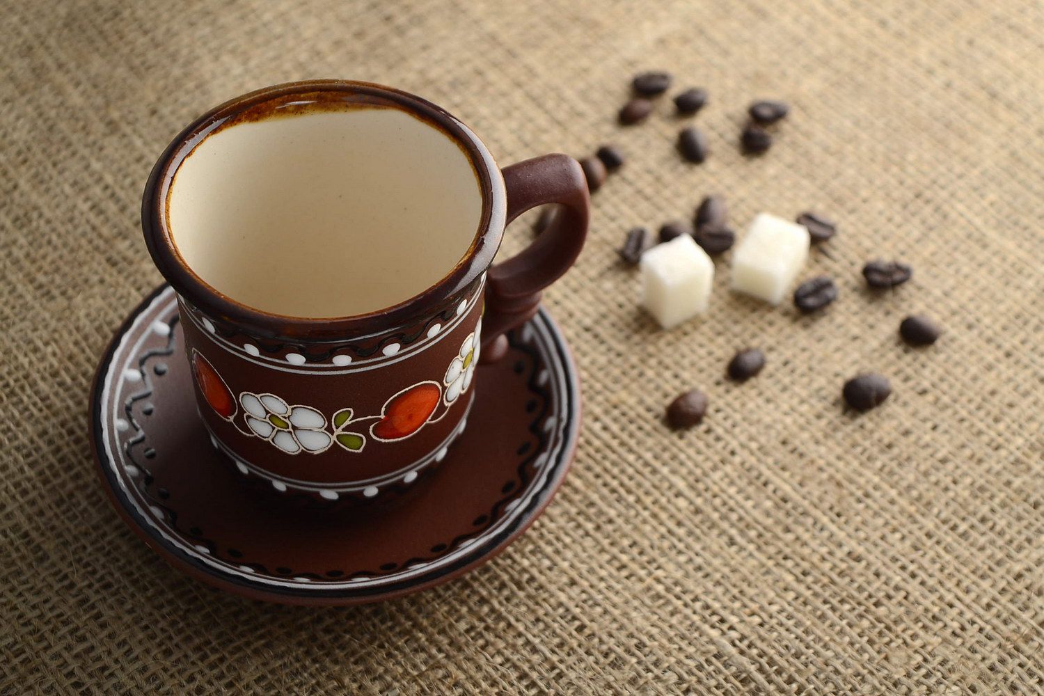 Kaffee-Tasse mit Untertasse aus Weiß-Ton foto 2