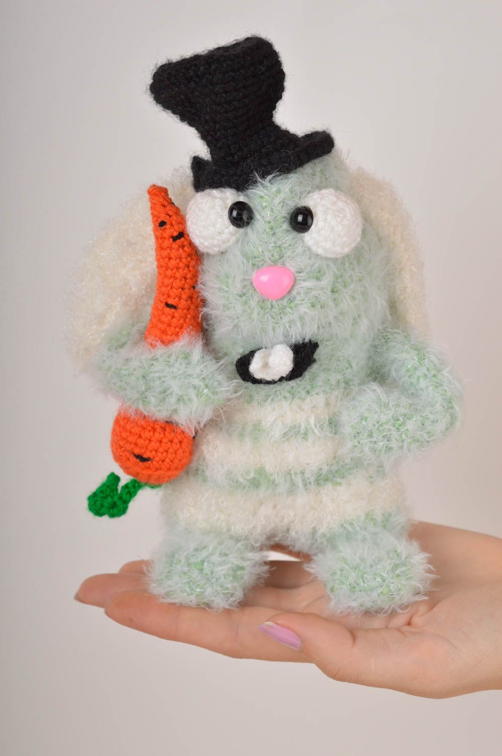 Handmade Kuscheltier Hase mit Karotte Geschenk für Kinder gehäkeltes Spielzeug foto 5