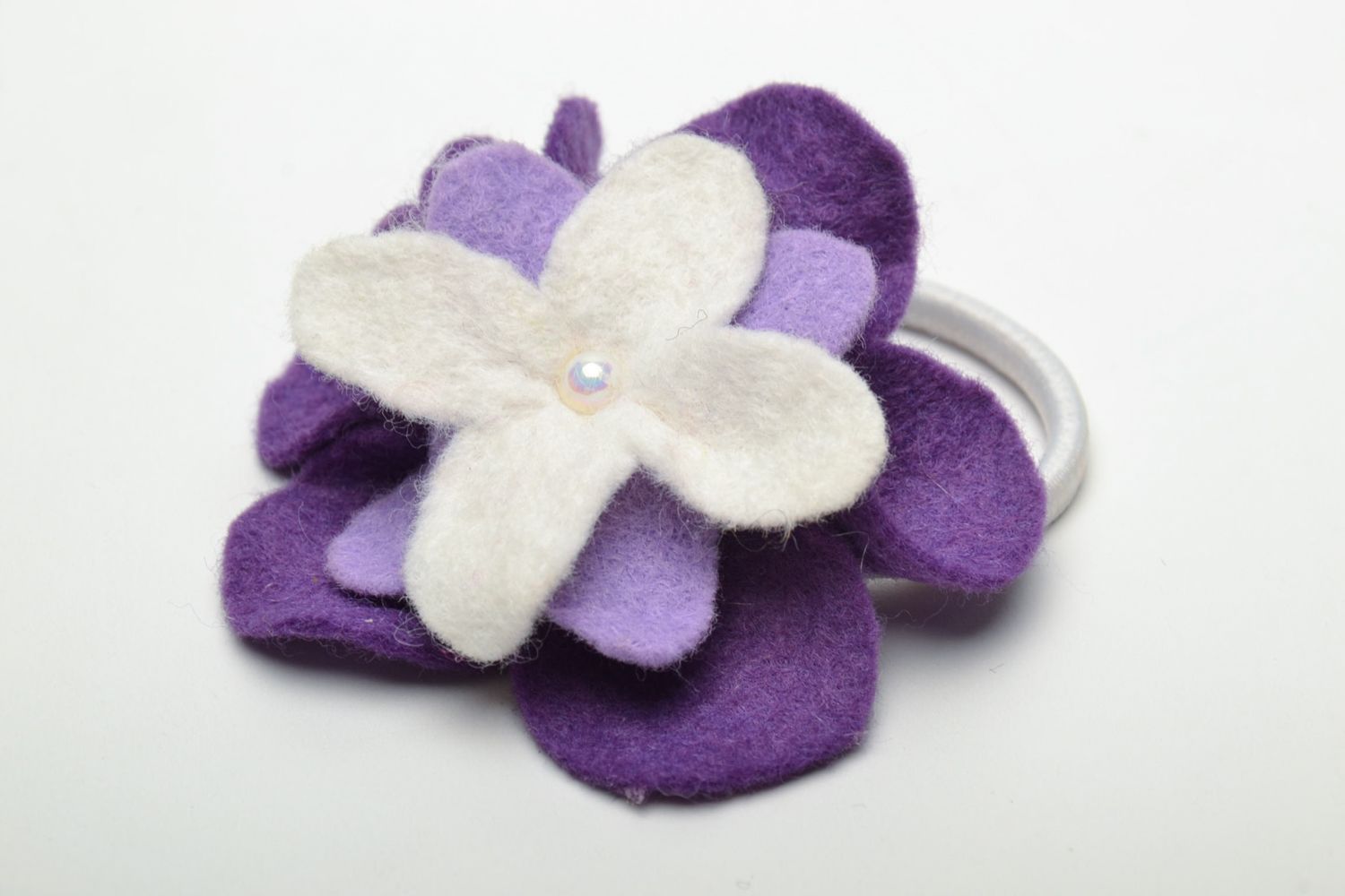 Violetter Haargummi mit Blume aus Filz foto 2