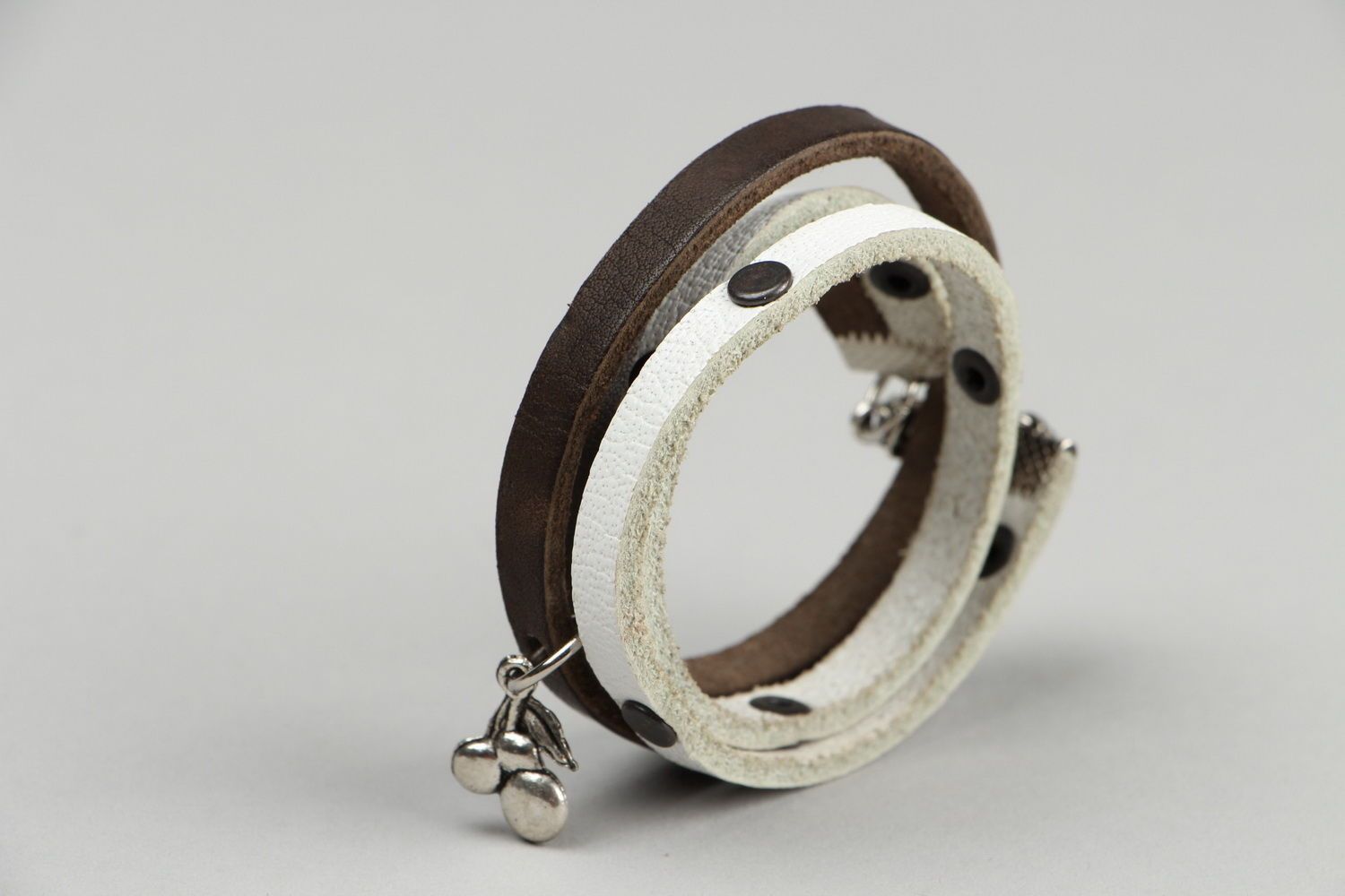 Leather bracelet with rivets. photo 2