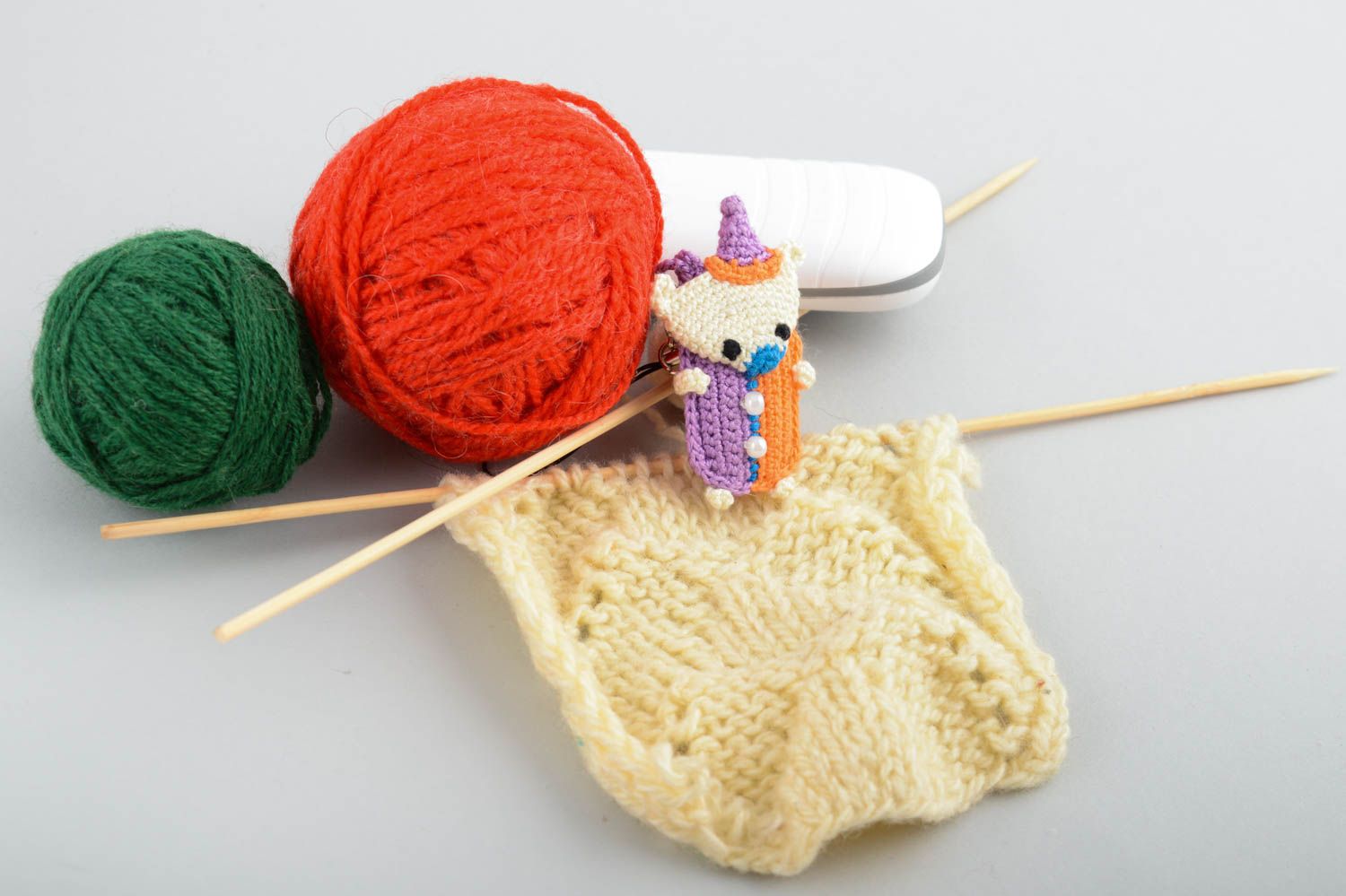Брелок с мягкой игрушкой мишка Арлекин маленького размера амигуруми хэнд мейд фото 1