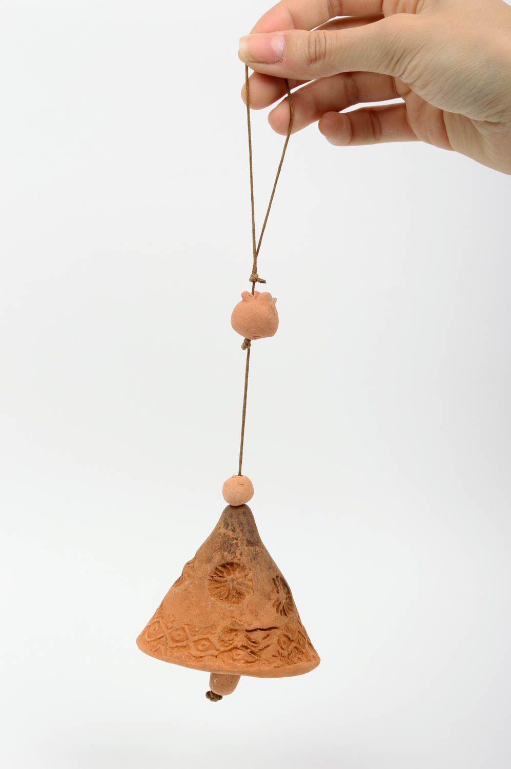 Cloche décorative à suspendre en argile faite main originale avec ornement photo 2