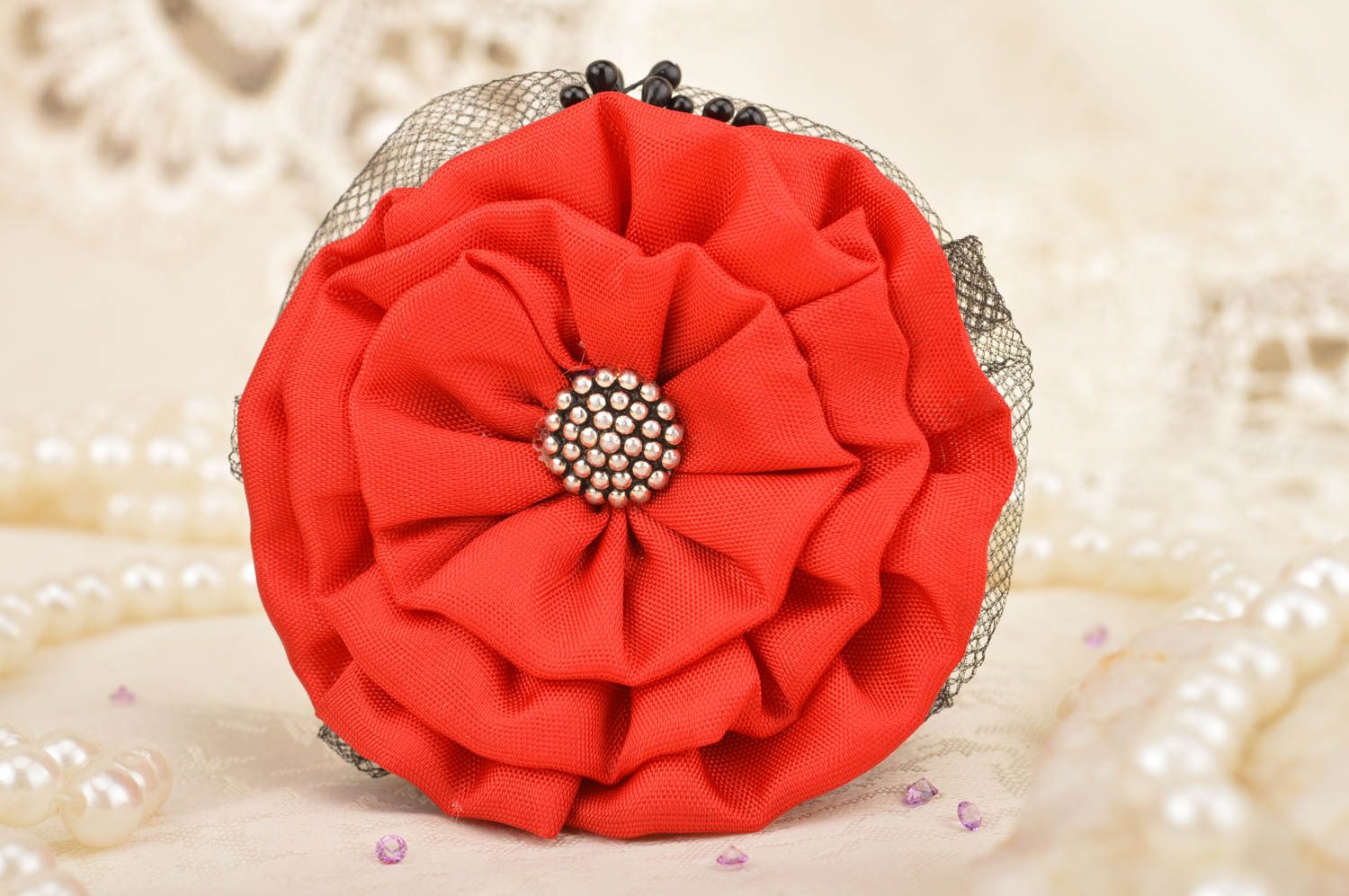 Красная атласная брошь в виде цветка в технике канзаши ручной работы нарядная фото 1