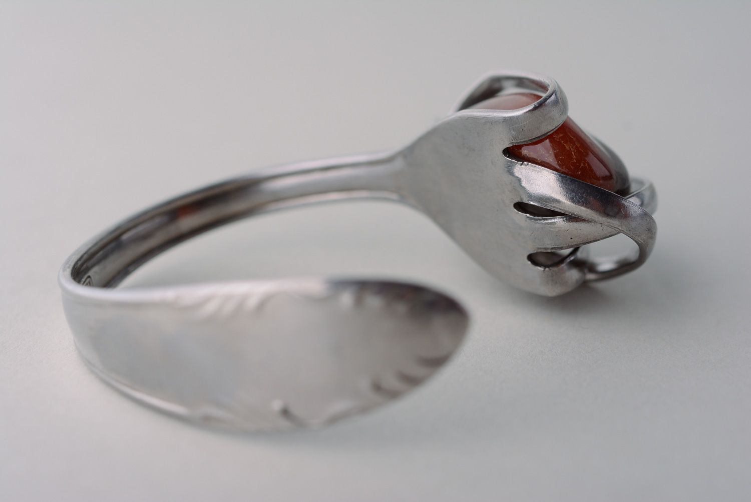 Bracelet en inox étroit fait main à partir de fourchette avec pierre brune photo 4