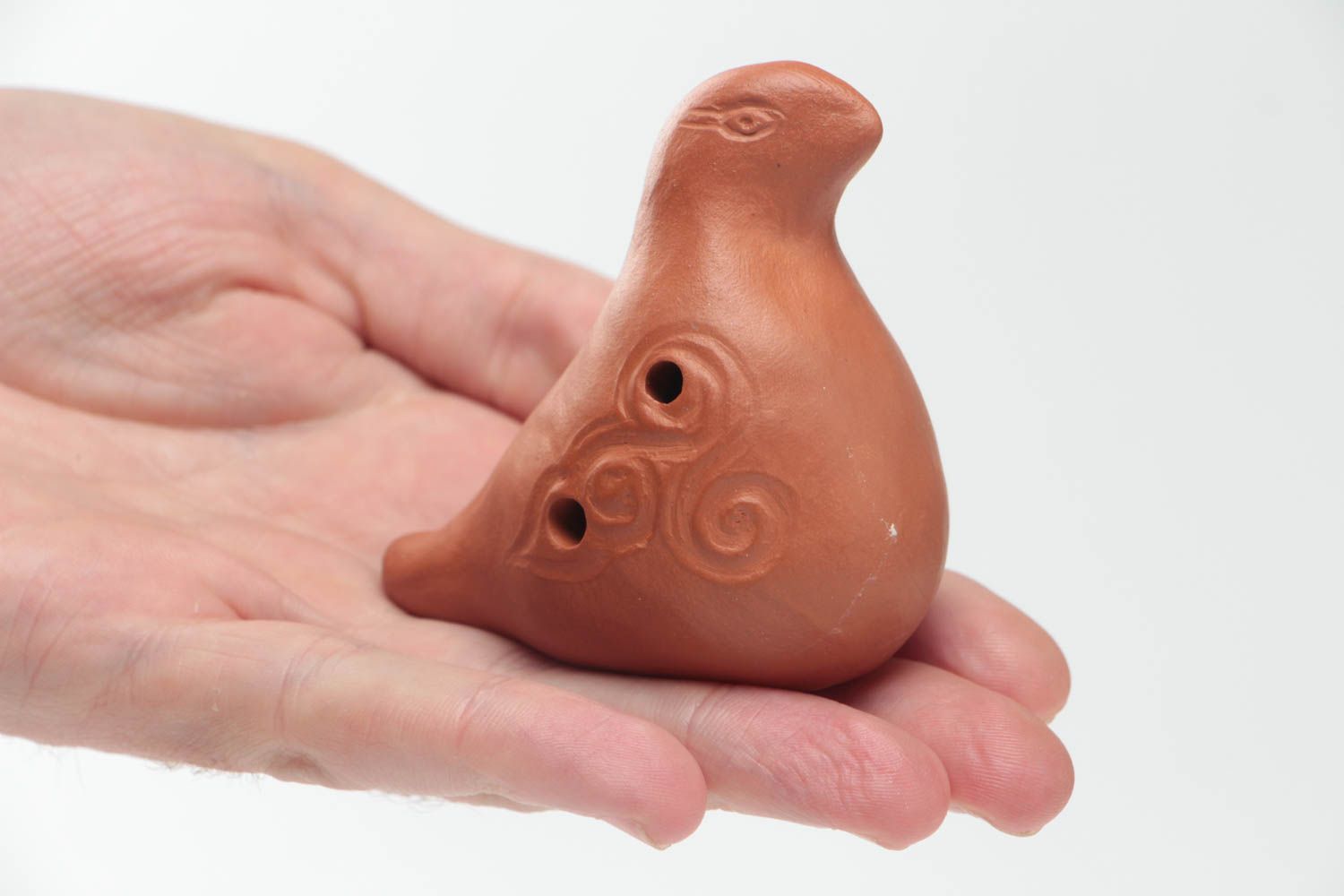 Ocarina de cerámica marrón pequeña con forma de pájaro hecha a mano foto 5