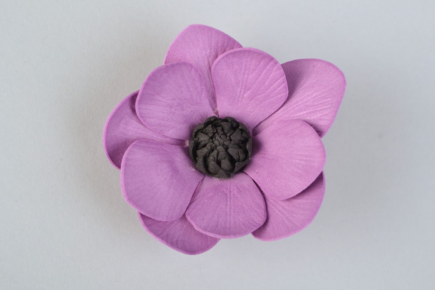 Pinza para el pelo con flor de goma EVA de color lila hecha a mano foto 3