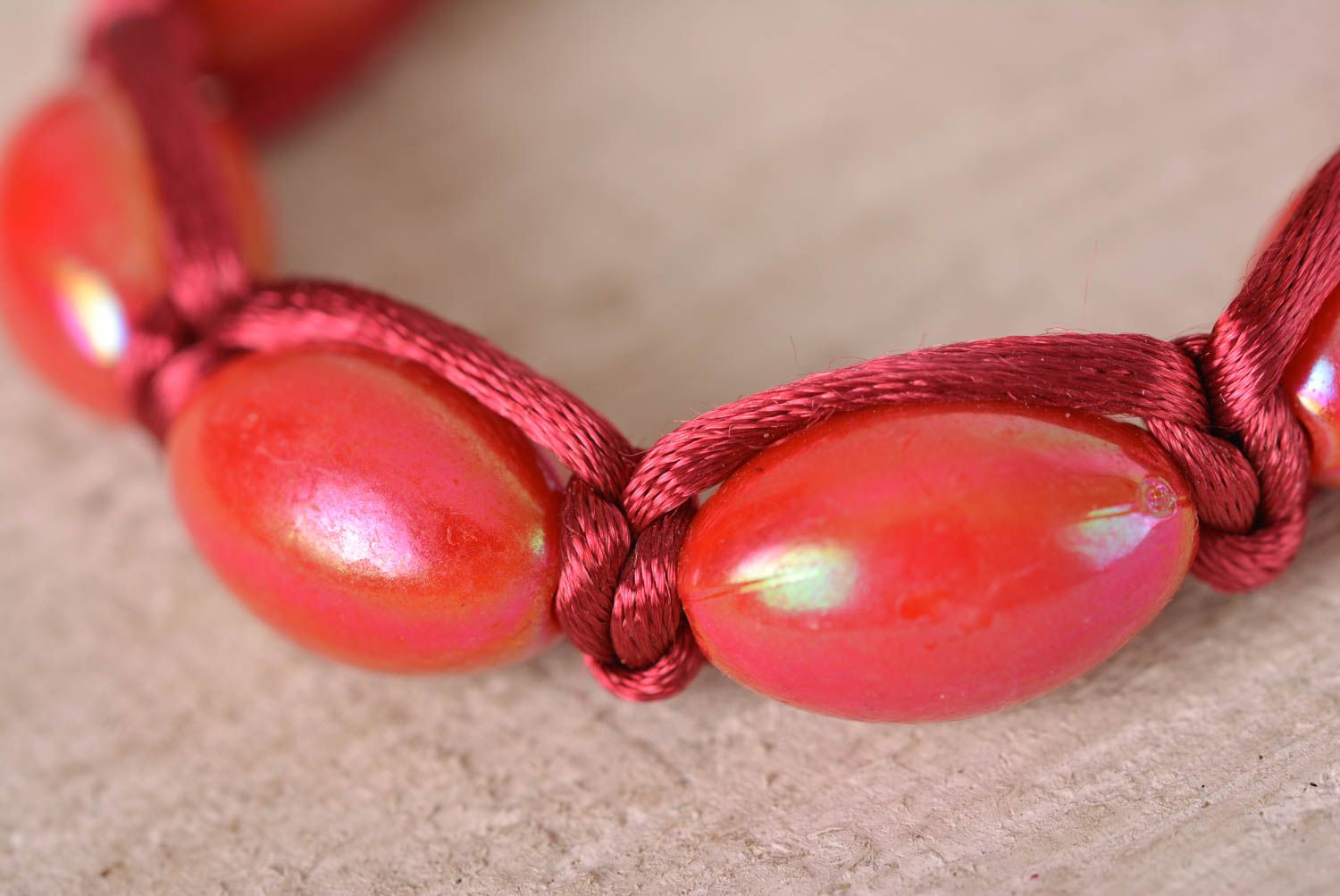 Bracelet macramé Bijou fait main rouge en fils design Accessoire femme photo 2