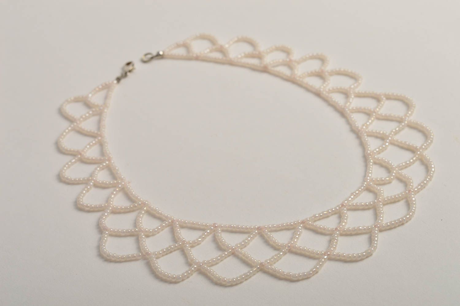 Белое украшение ручной работы ожерелье из бисера нежное колье из бисера фото 3