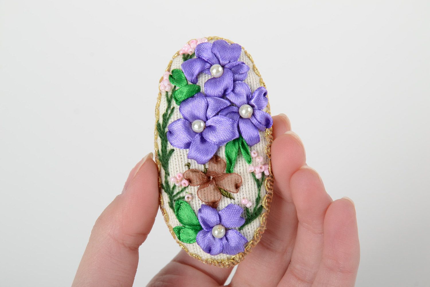 Petite broche en tissu ovale multicolore brodée au ruban avec fleurs faite main photo 5