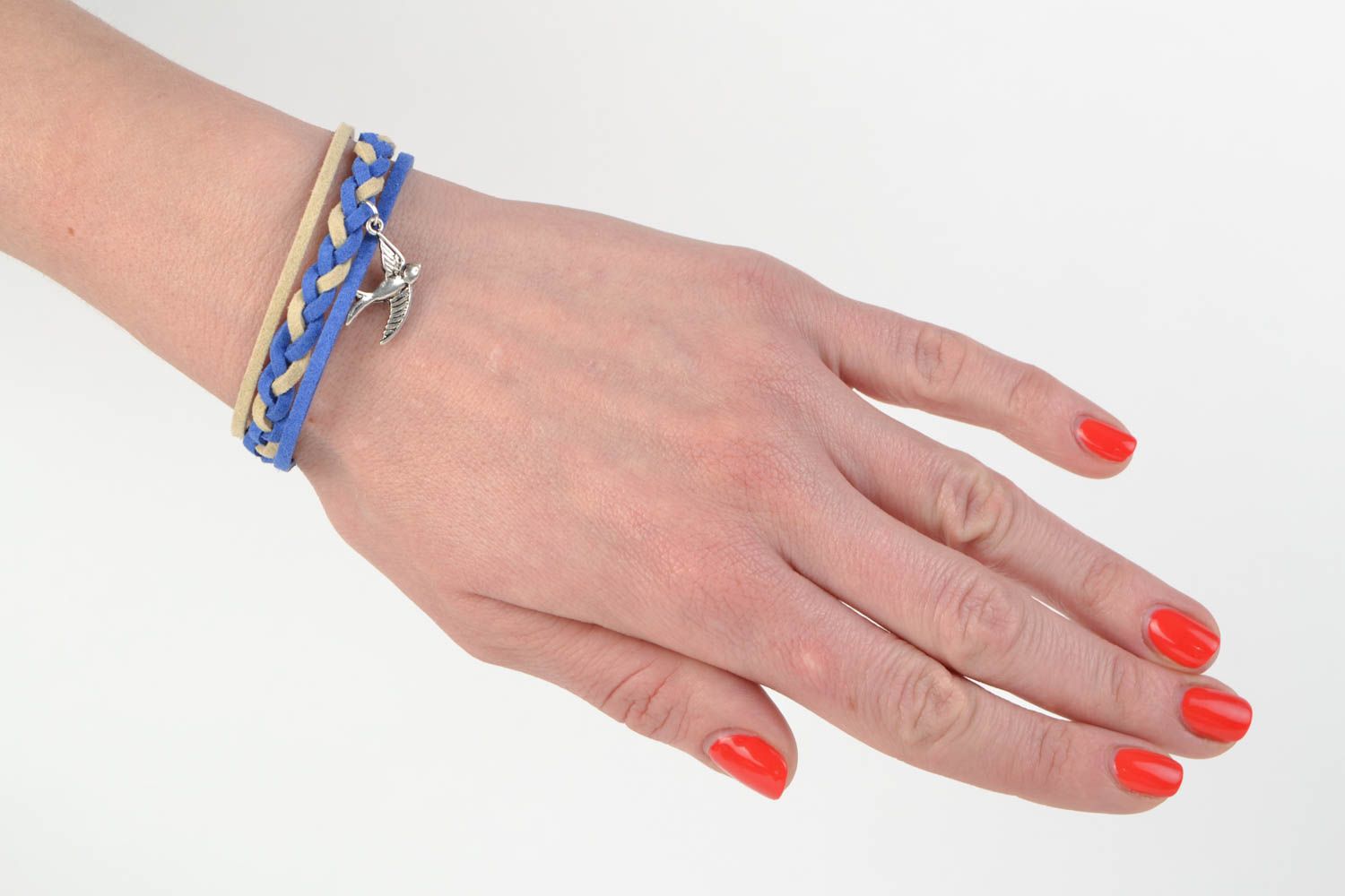 Bracelet en daim naturel fait main beige-bleu avec breloque oiseau original photo 2