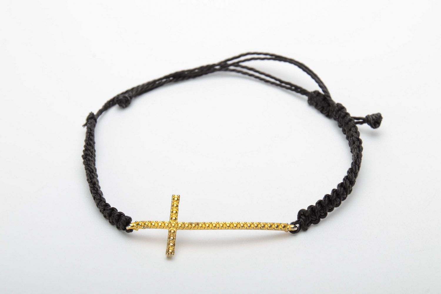 Bracelet en nylon étroit noir avec croix dorée fait main original macramé photo 5