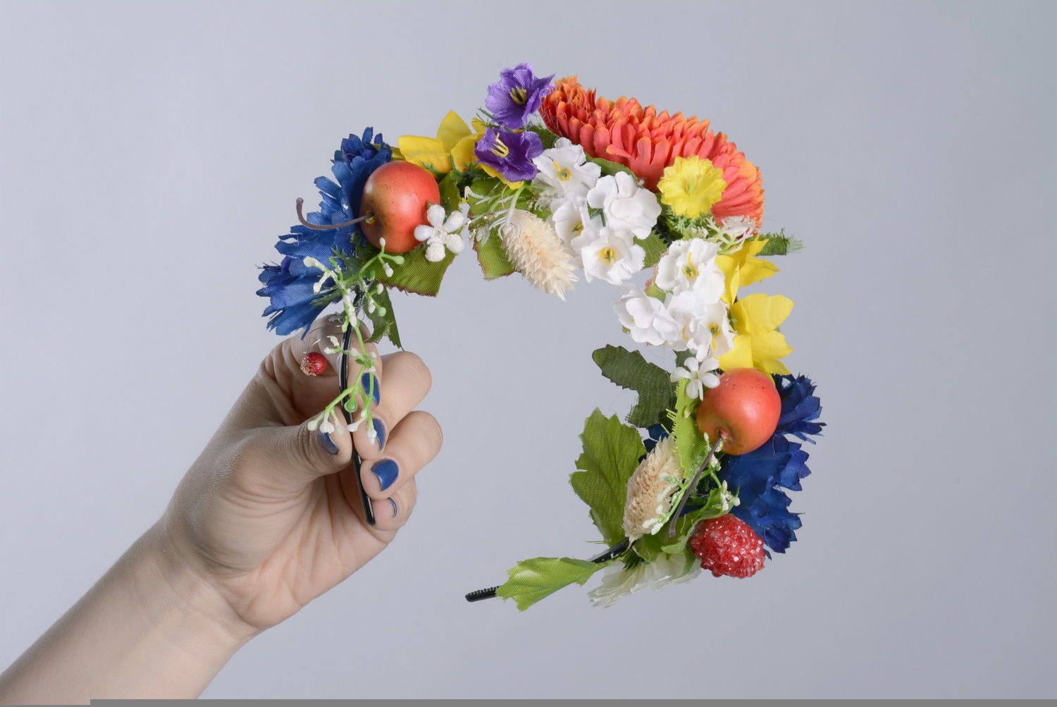 Ghirlanda con fiori fatta a mano accessorio originale d'autore da donna

 foto 3