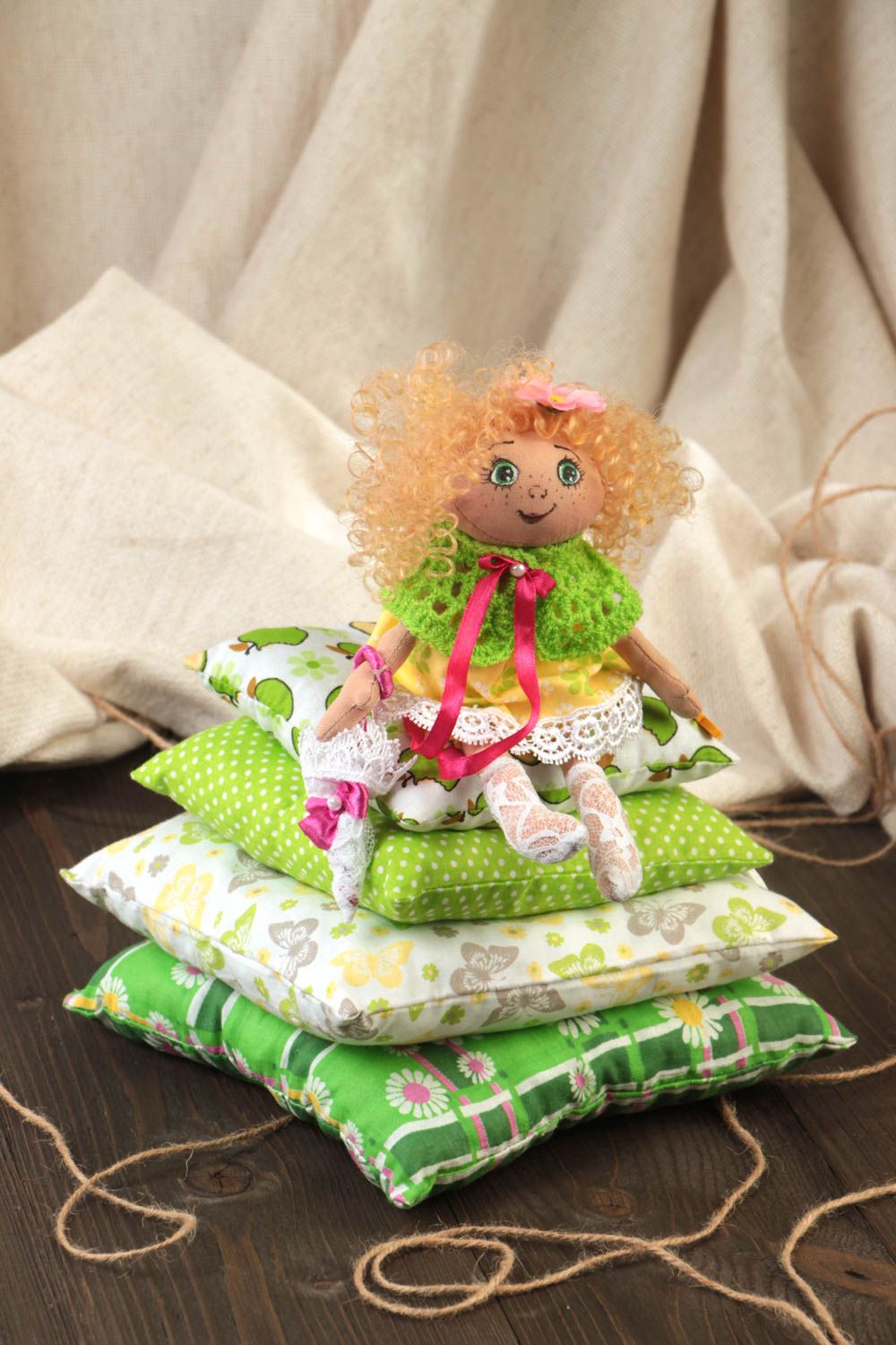 Poupée faite main cadeau pour enfant en tissu Princesse au petit pois décor photo 1