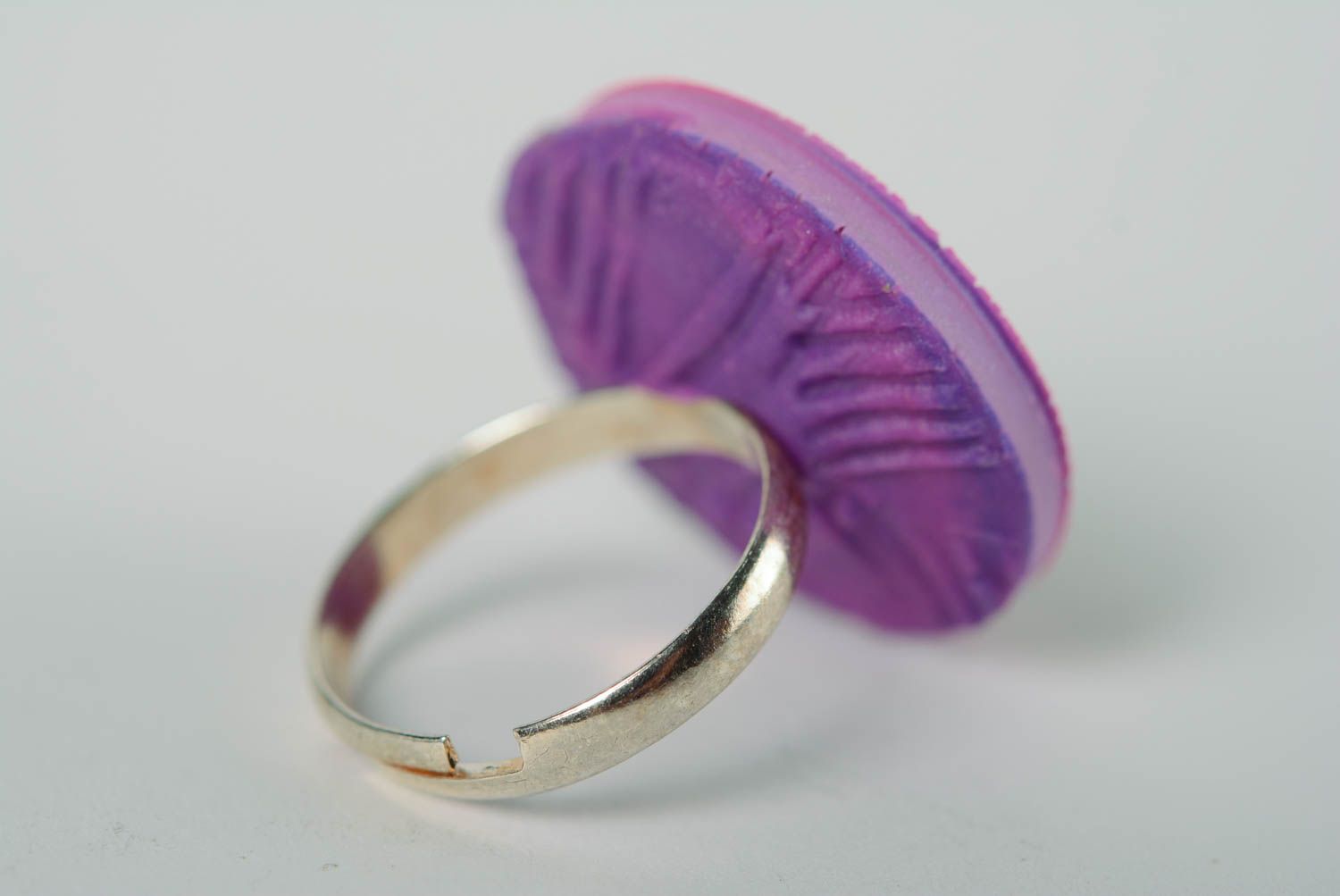 Крупный перстень из полимерной глины ручной работы с регулируемым размером сиреневый фото 3