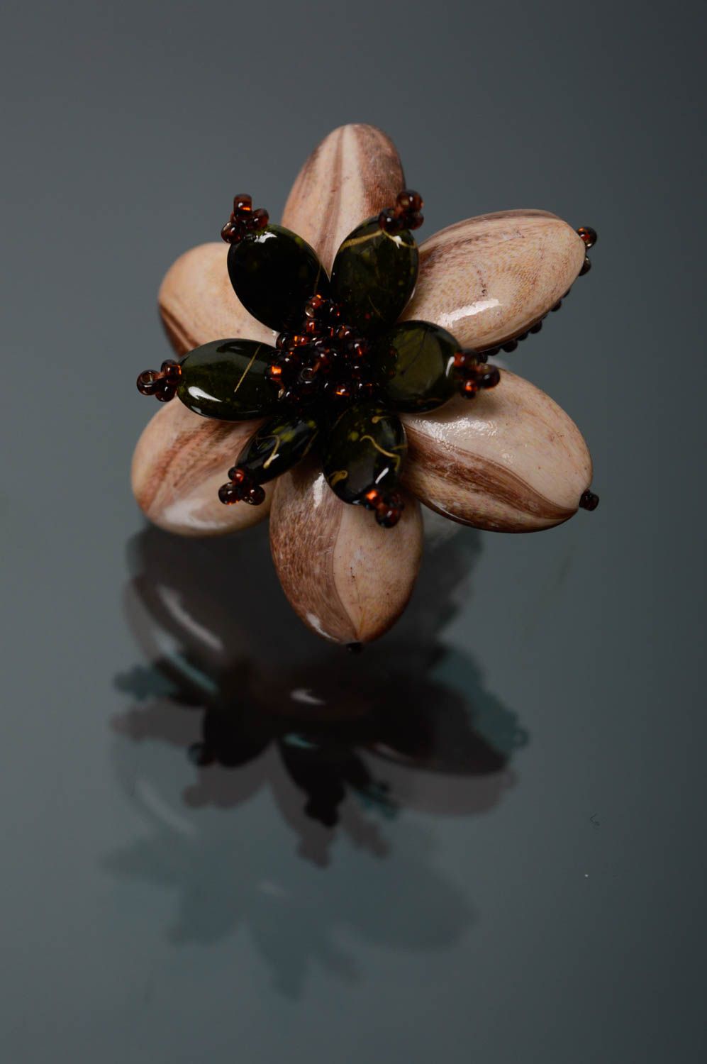 Брошь в виде цветка с овальными бусинами и бисером фото 1