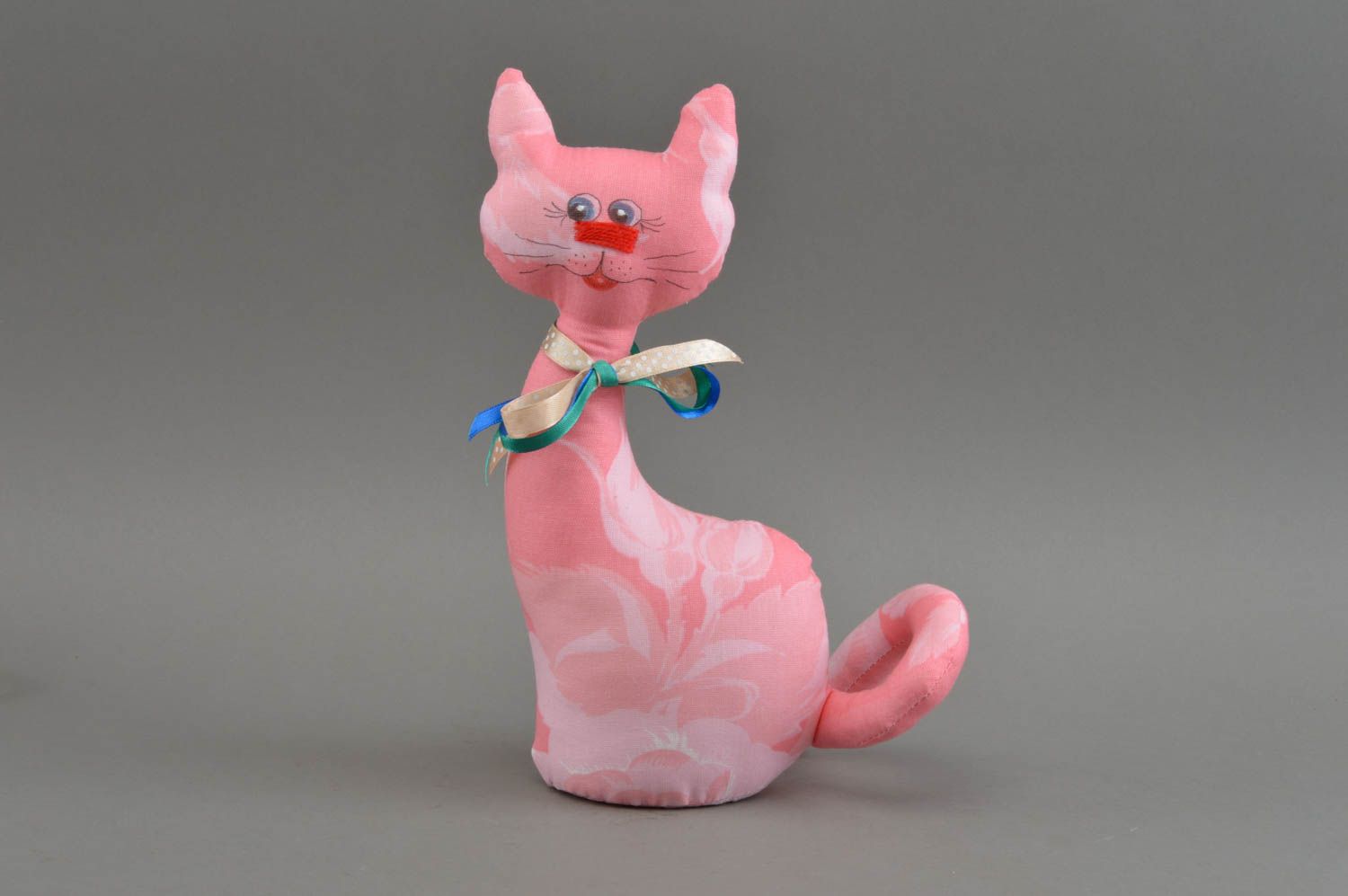 Тканевая игрушка в виде кошки небольшая розовая красивая милая ручной работы фото 2