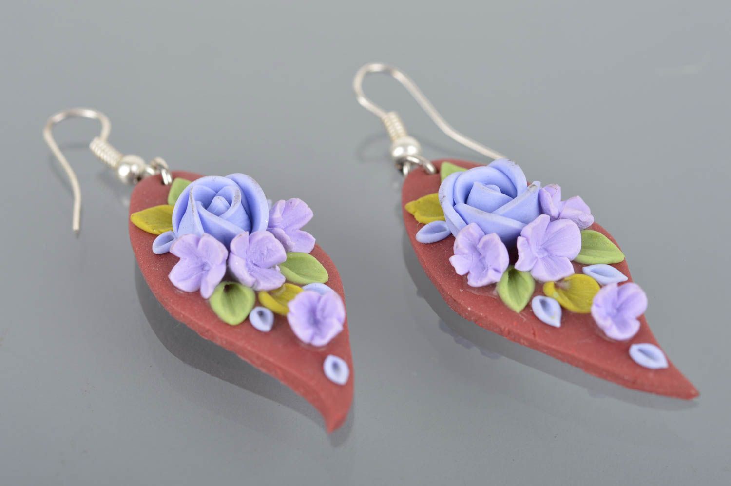 Красивые разноцветные серьги из полимерной глины Сиреневые розы для девушек фото 2