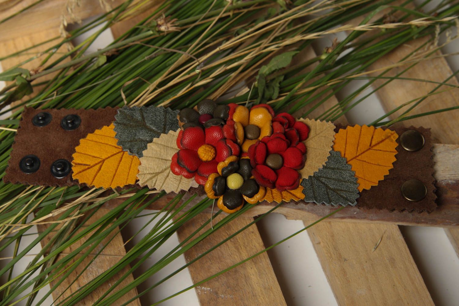 Leder Armband handmade Designer Schmuck Accessoire für Frauen mit Blumen foto 1