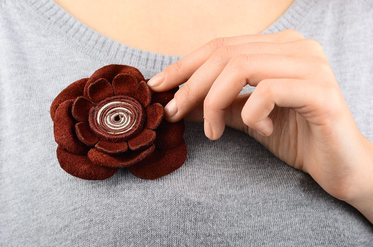 Handmade braune üppige Blume Brosche Leder Schmuck Accessoire für Frauen foto 1