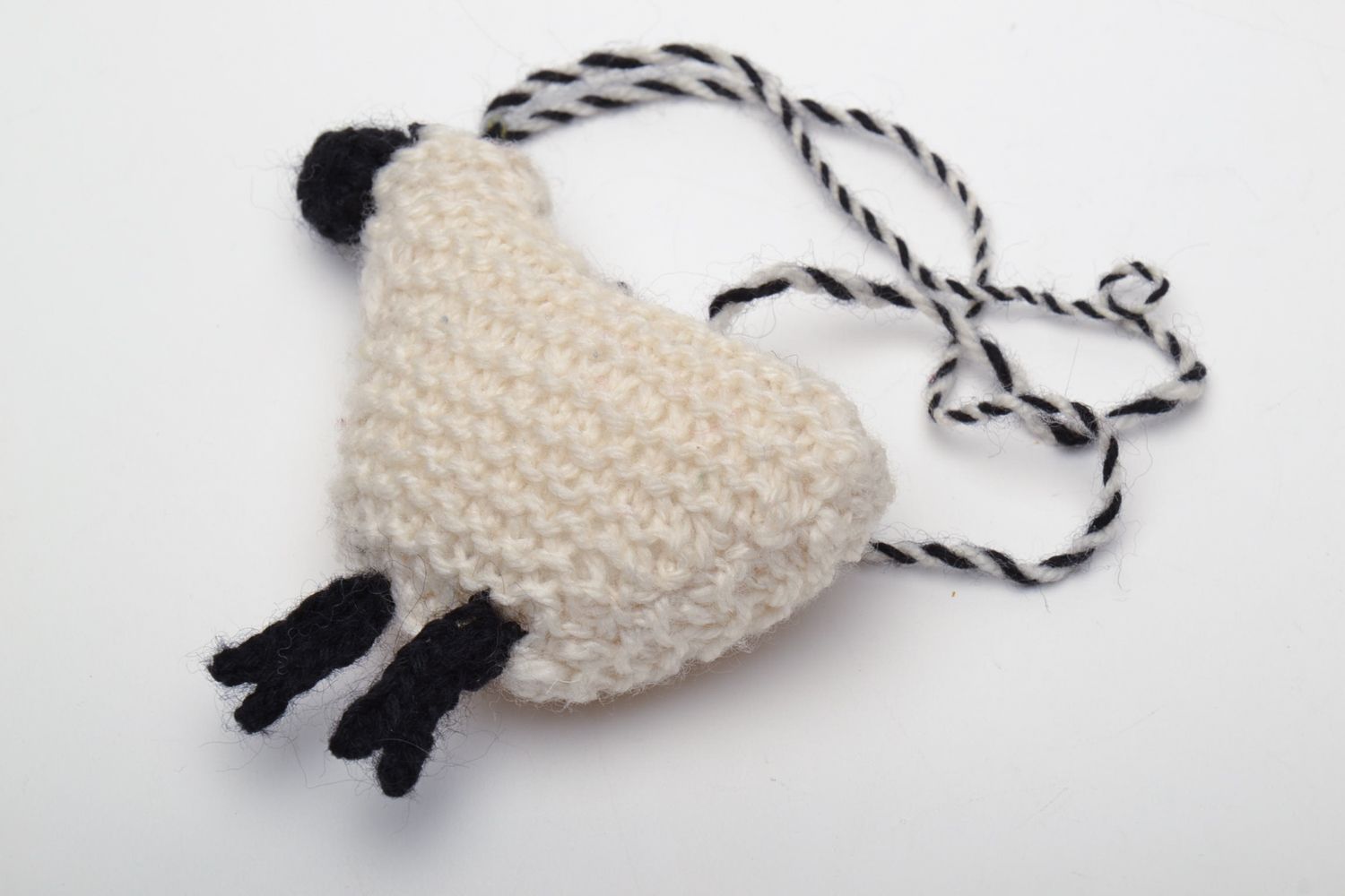 Doudou à suspendre mouton tricoté avec des aiguilles original déco fait main photo 4
