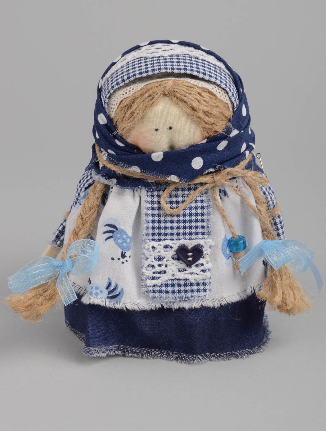 Игрушка кукла из ткани в платке для декора дома небольшая светлая ручной работы фото 2