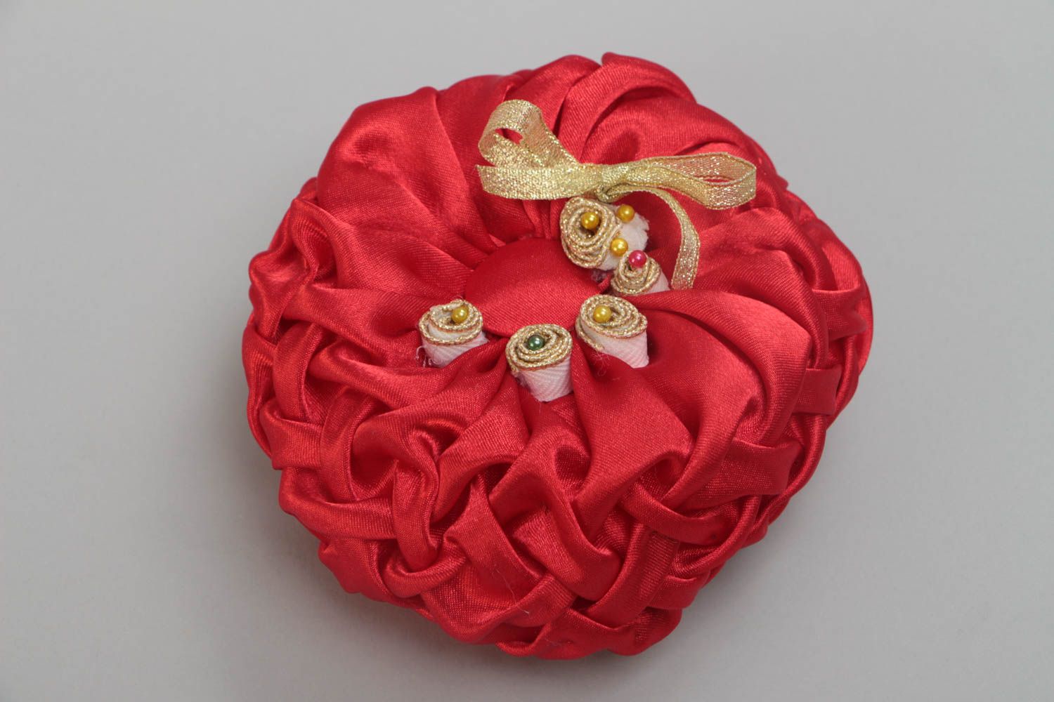 Cojín para anillos de boda rojo artesanal de raso rosado con cintas y cuentas  foto 2