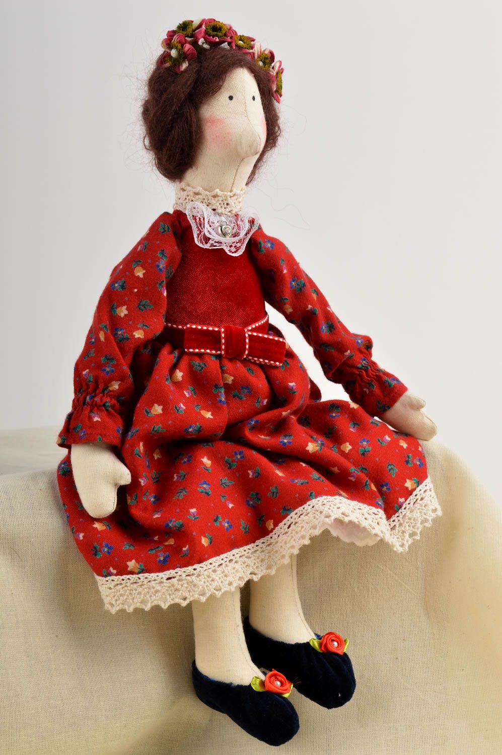 Кукла ручной работы мягкая кукла в красном платье кукла из ткани красивая фото 1