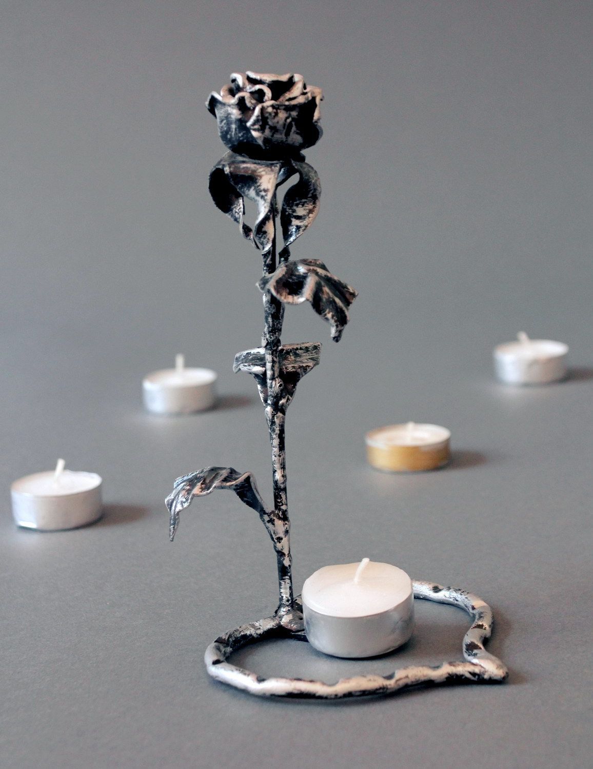 Geschmiedeter Kerzenhalter aus Metall Rose mit Herzen foto 4
