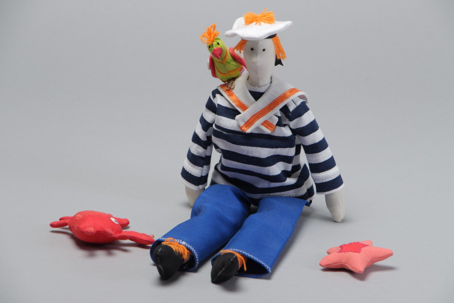 Мягкая игрушка из натурального материала ручной работы в виде моряка с попугаем фото 2
