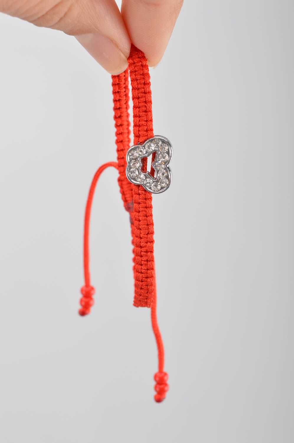 Lustiges rotes handgemachtes Armband aus Fäden mit Einsätzen auf Schnüren foto 3