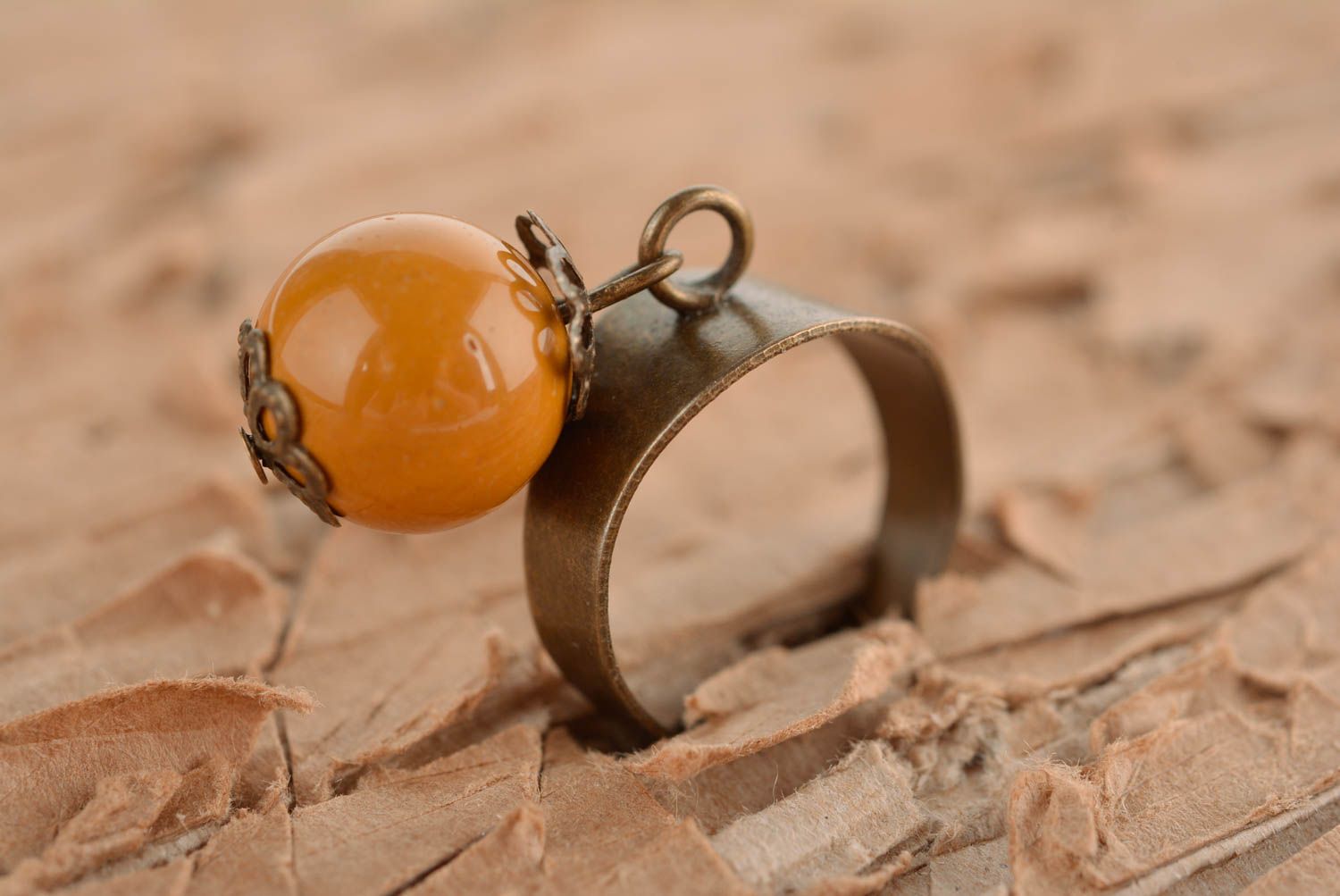 Кольцо ручной работы кольцо с бусиной горчичного цвета металлическое украшение фото 2